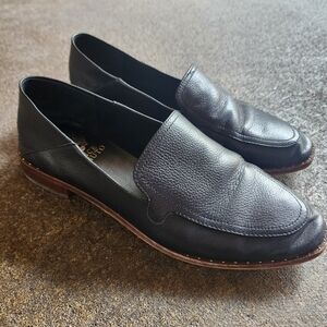 Vince Camuto cretinian leather loafers. In black- size 8